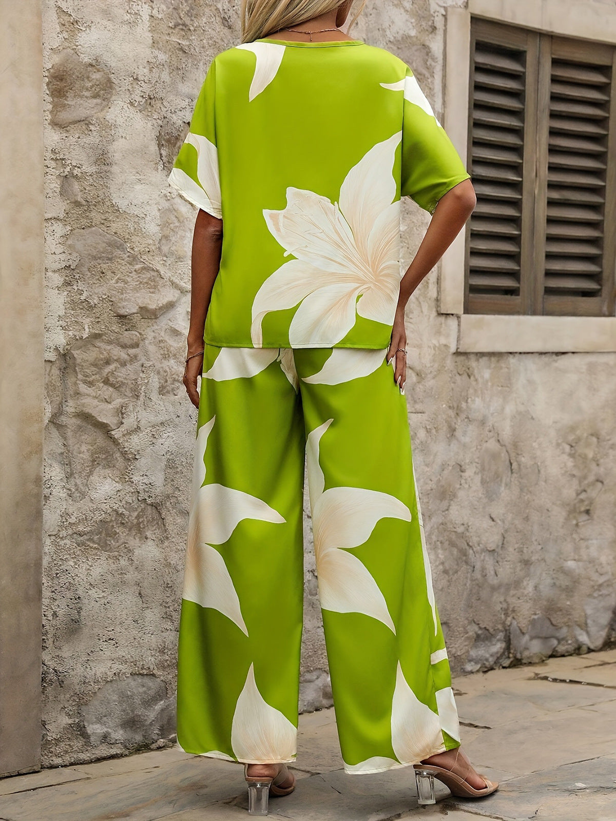 Airy women's set with a fluid cut and floral design Chic and Style