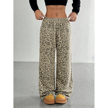 Chic and stylish camouflage design cargo pants for women