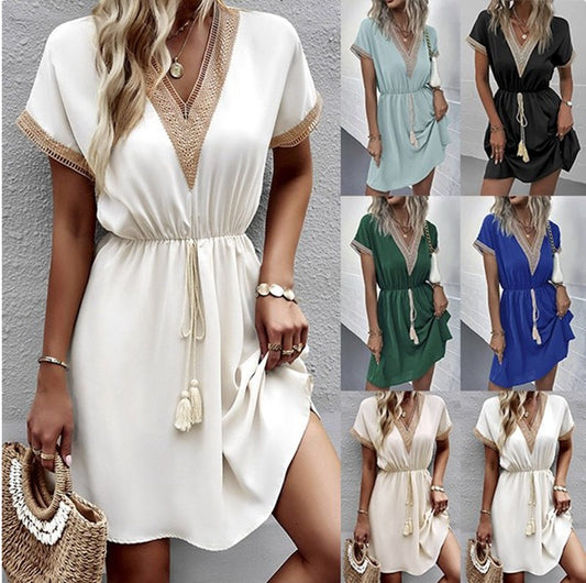 Robe de loisirs pour femmes avec décolleté en V et détails décoratifs Chic und Stil