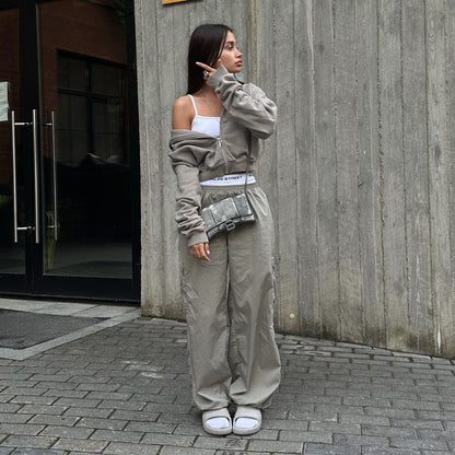 Casual utility style cargo pants for women with an elastic waistband and practical pockets Chic and Style