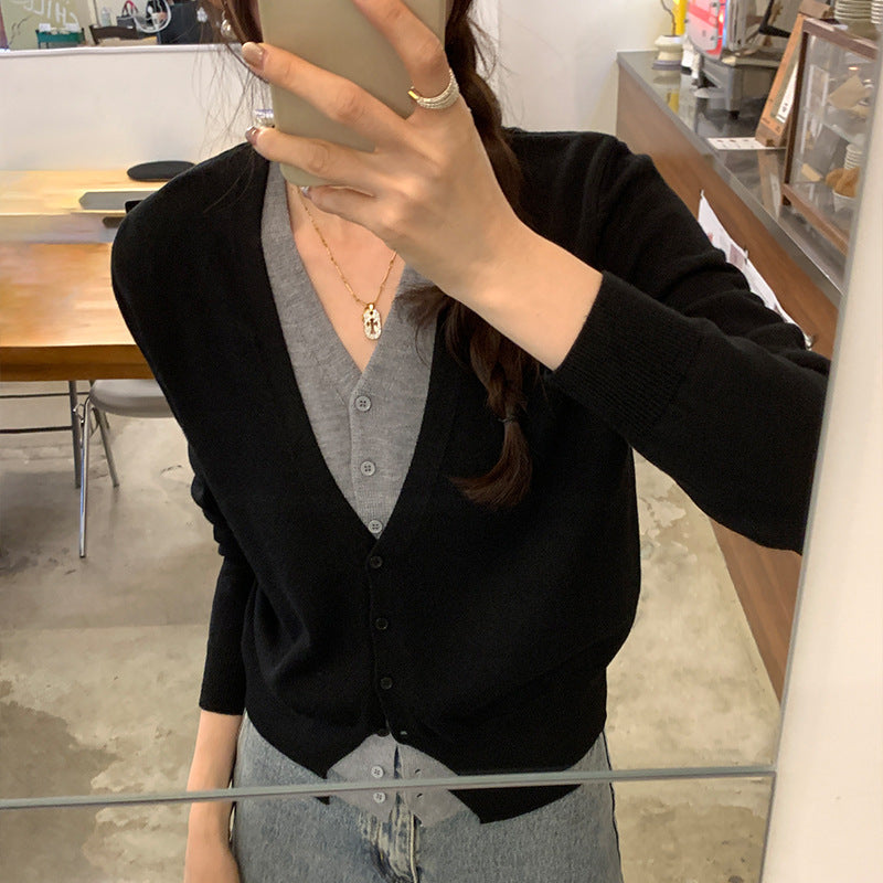 Cardigan féminin fin avec décolleté en V classique et élégants détails de boutons Chic und Stil