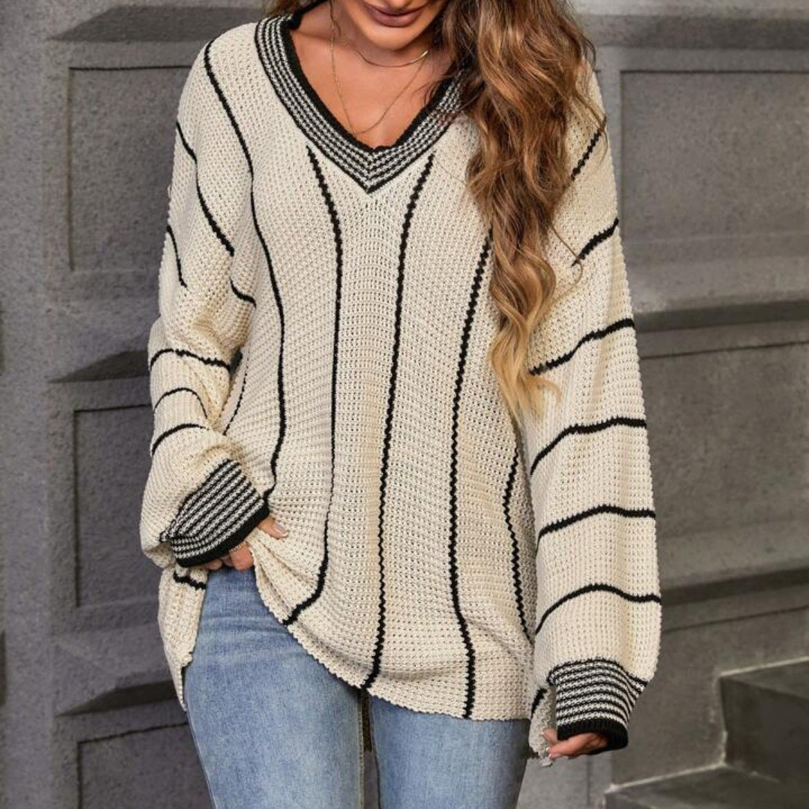 Pull en tricot épais pour femmes avec un élégant décolleté en V et un motif à rayures tendance Chic und Stil