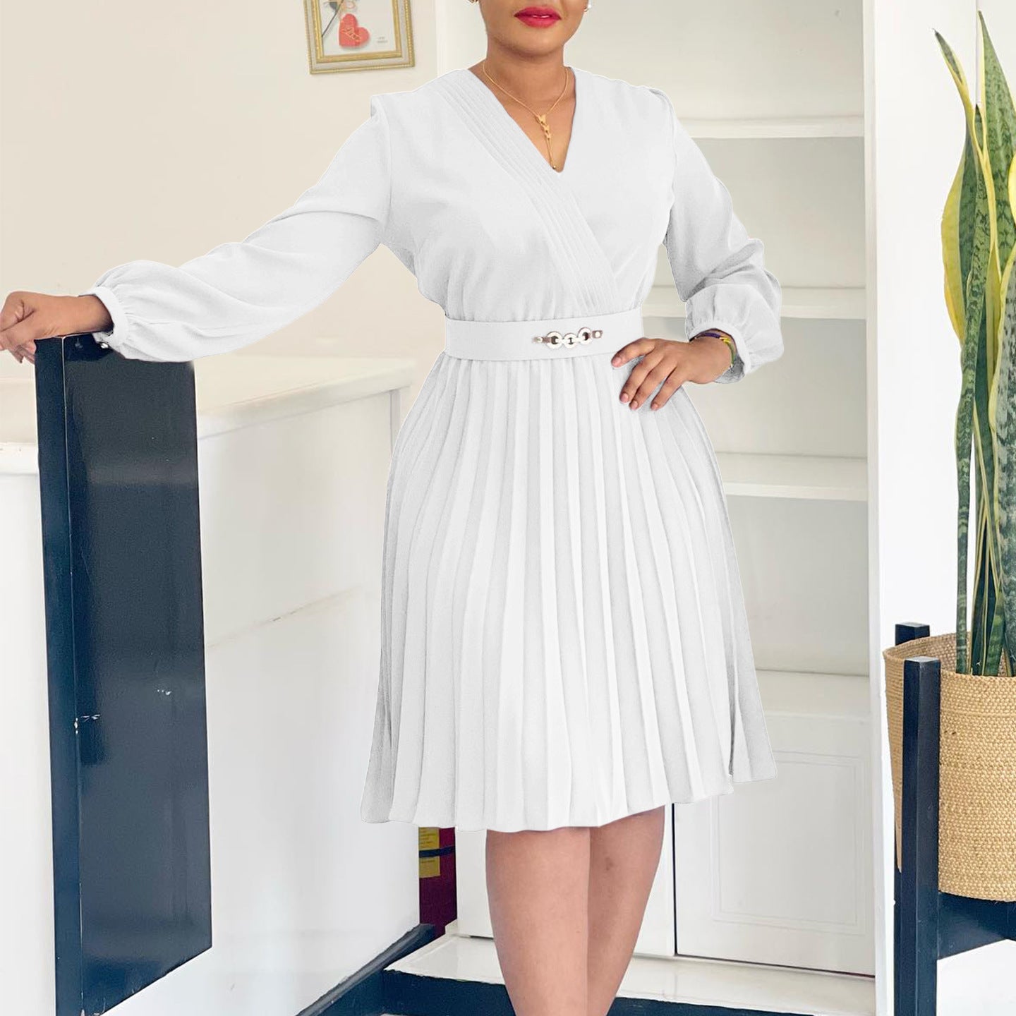 Robe portefeuille plissée pour femmes avec ceinture et élégante broche Chic und Stil