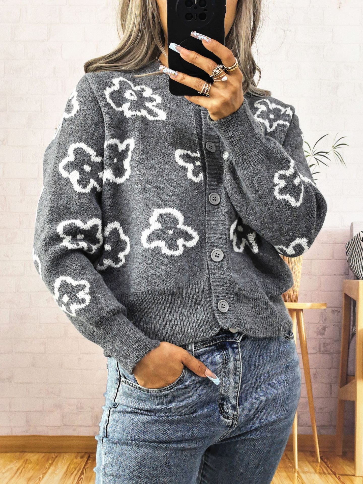 Women's comfortable cardigan with floral pattern and button closure. Chic and stylish.