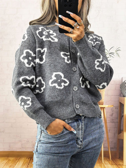 Women's comfortable cardigan with floral pattern and button closure. Chic and stylish.