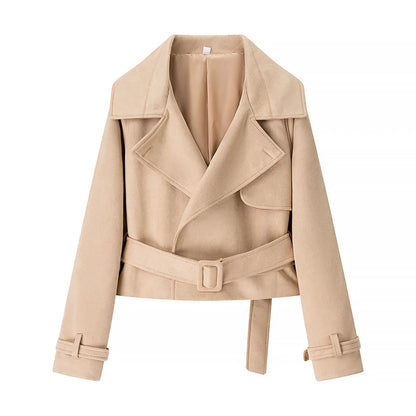 Trendy cropped jacket for women with a wide lapel and a fitted belt Chic und Stil