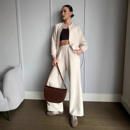 Chic and Style women's sporty lounge set with short jacket and wide pants