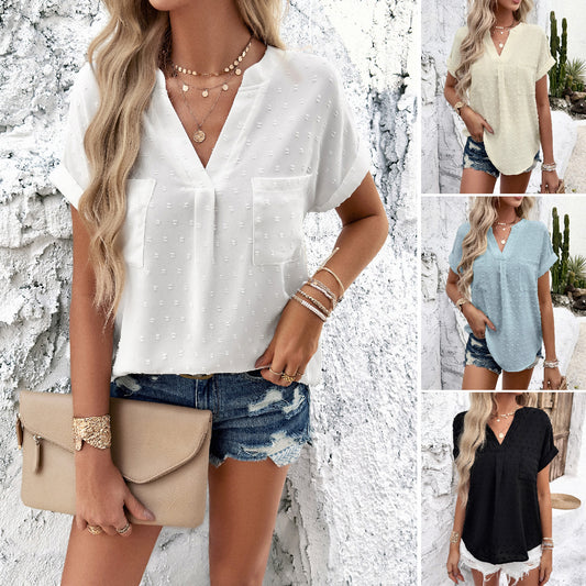 Casual women's blouse with front pockets and delicate detail structures Chic und Stil