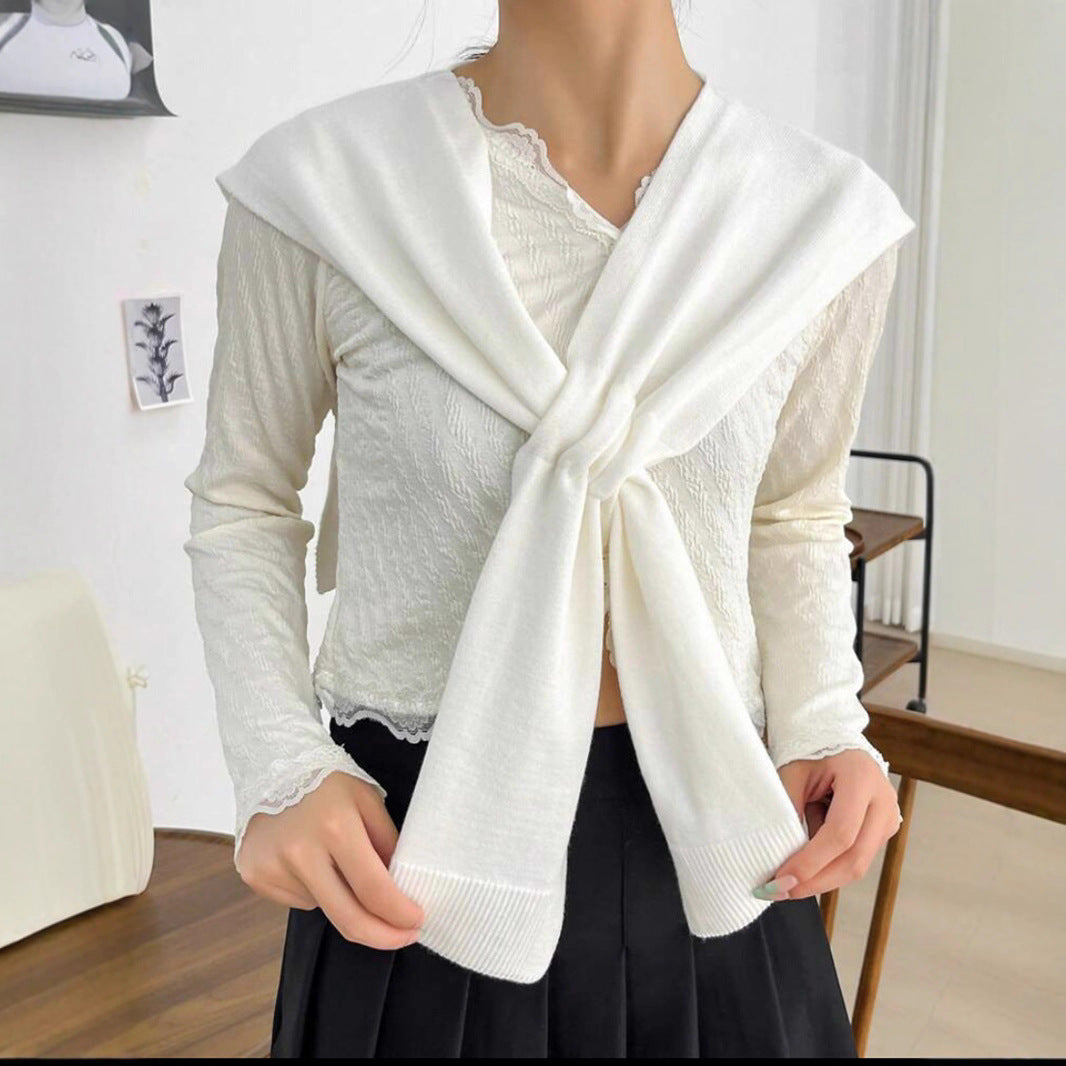 Trendy knitted scarf for women with bow detail Chic und Stil