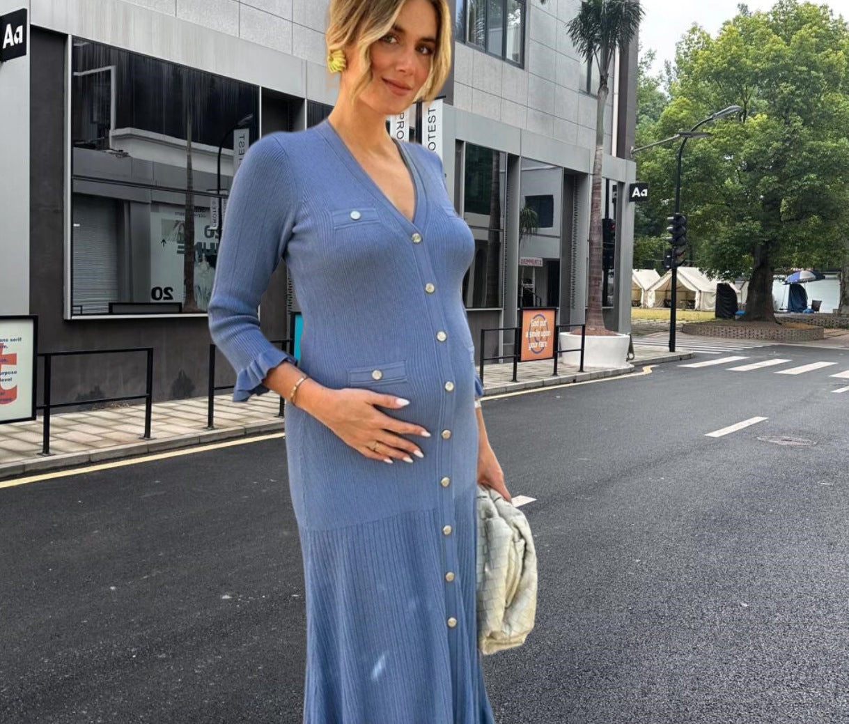 Robe maxi en tricot pour femmes avec patte de boutonnage et décolleté en V tendance Chic und Stil