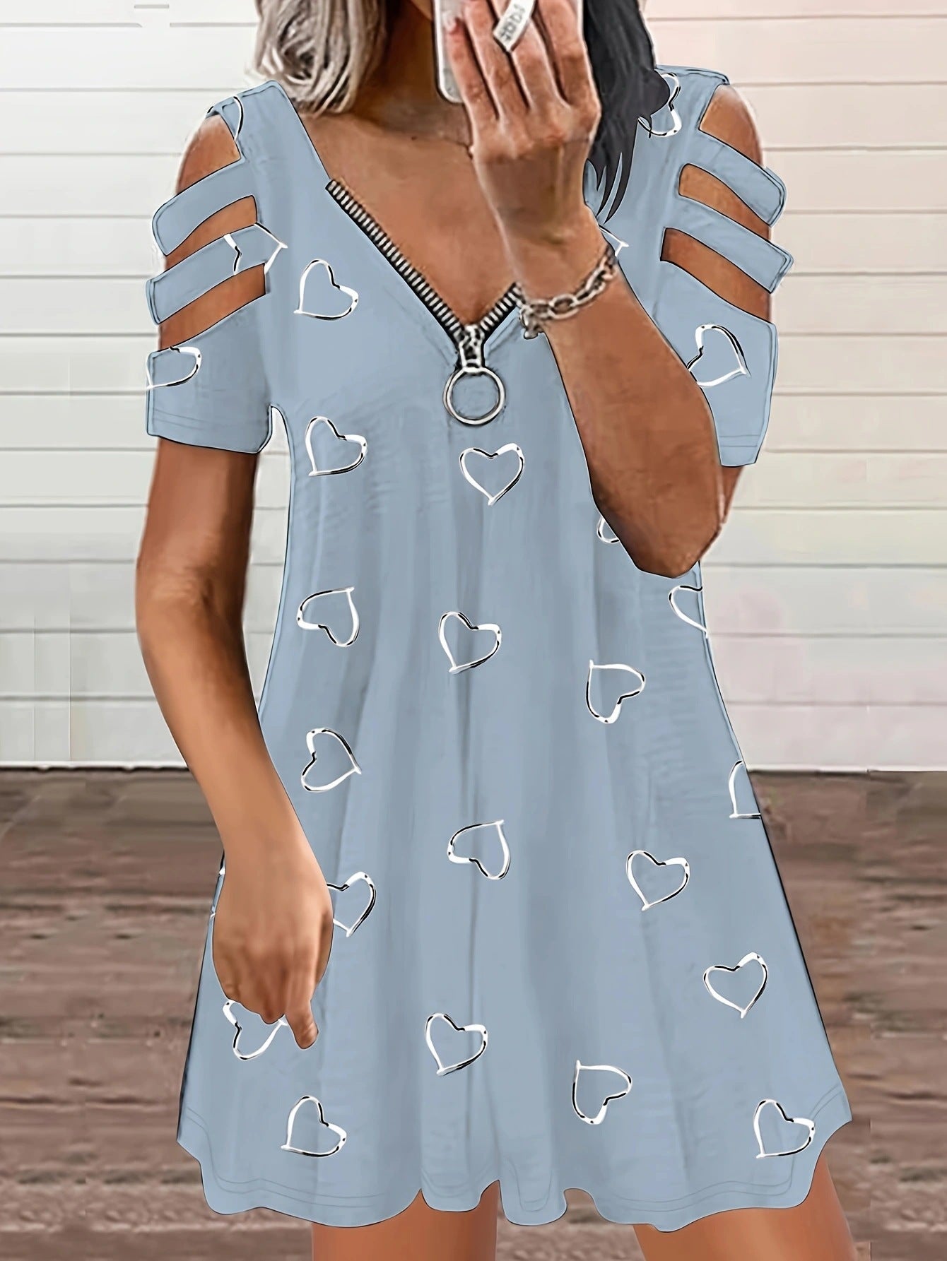 Robe de loisirs pour dames avec des manches à découpe et un motif en forme de cœur Chic und Stil