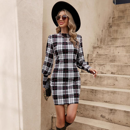 Robe à carreaux ajustée pour femmes avec col montant et manches bouffantes Chic und Stil
