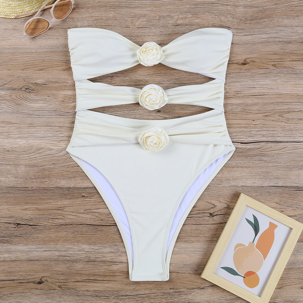 Maillot de bain une pièce pour femmes avec un froncé raffiné et de délicates applications de fleurs Chic und Stil