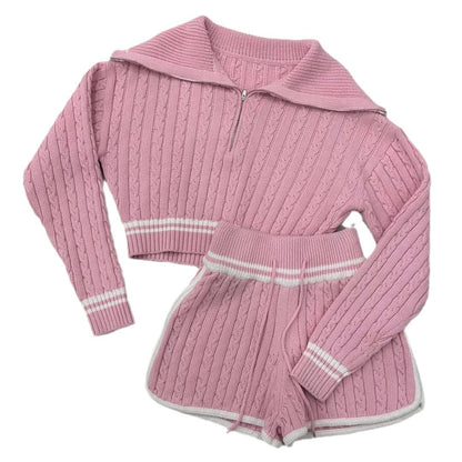 Pull en tricot court pour femmes avec col montant et short dans l'ensemble Chic und Stil