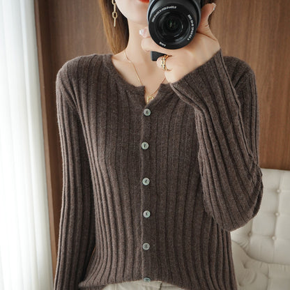 Cardigan pour femmes avec un fin motif en côtes et des détails de boutons élégants Chic und Stil