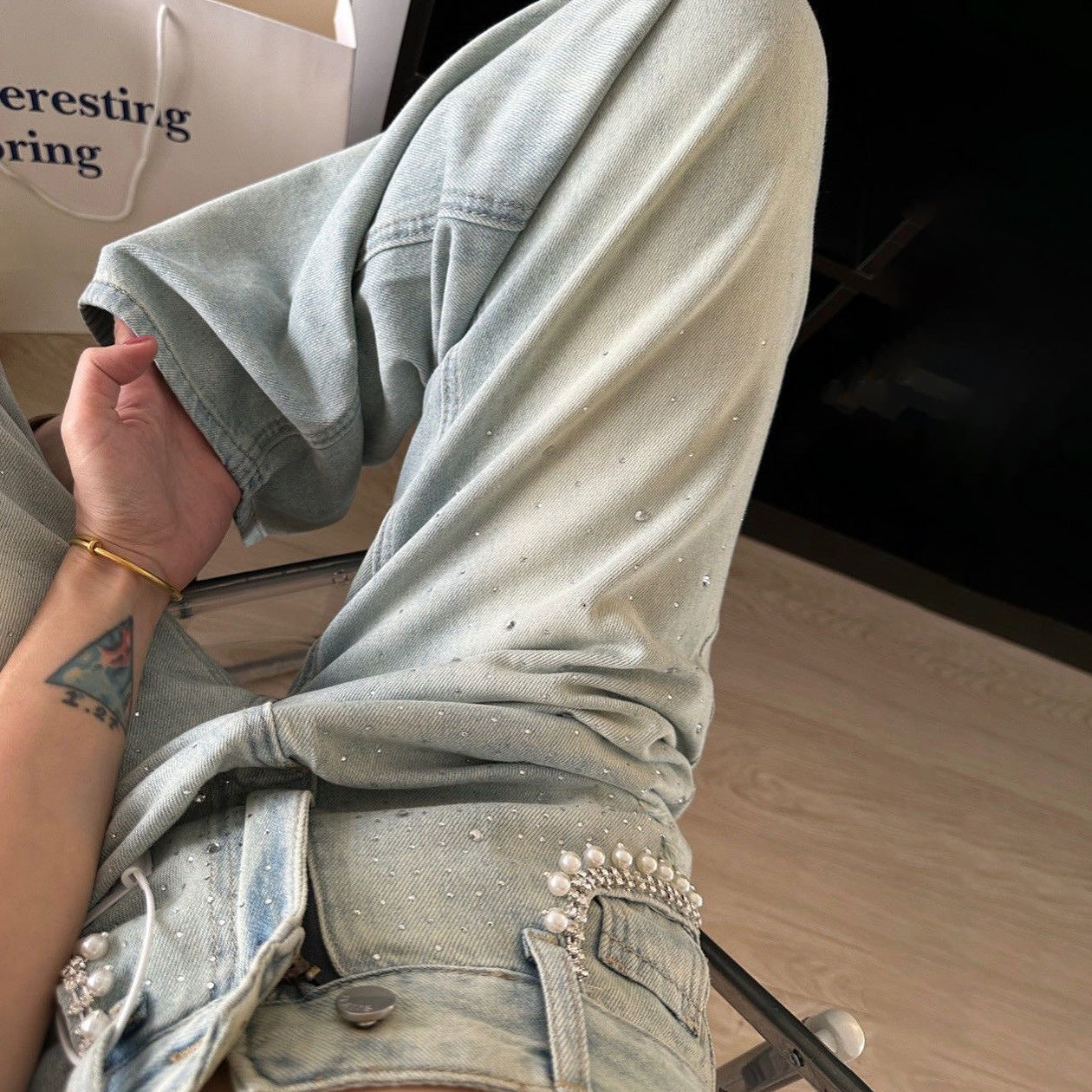 Women's denim pants with elegant pearl embellishments and a trendy cut Chic und Stil