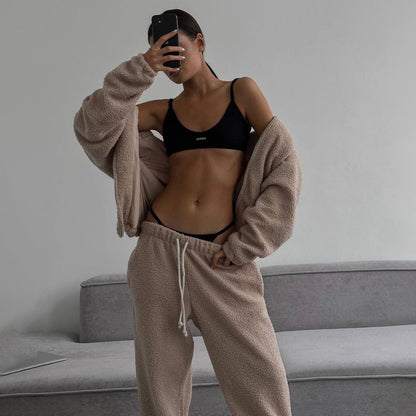 Dames confortable sweat à capuche en polaire avec des poignets élastiques et un pantalon de jogging assorti Chic und Stil