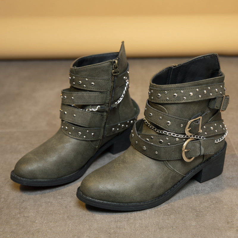 Bottines féminines tendance avec des bandoulières décorées et des éléments en chaîne Chic und Stil