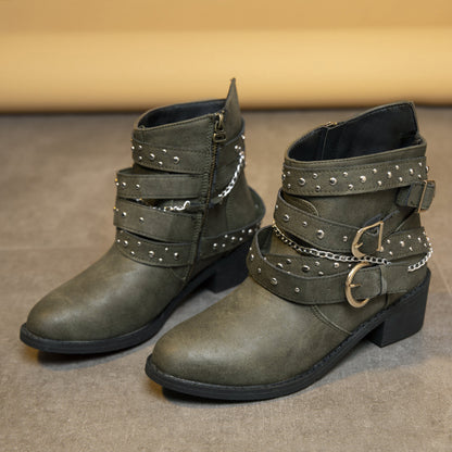 Bottines féminines tendance avec des bandoulières décorées et des éléments en chaîne Chic und Stil