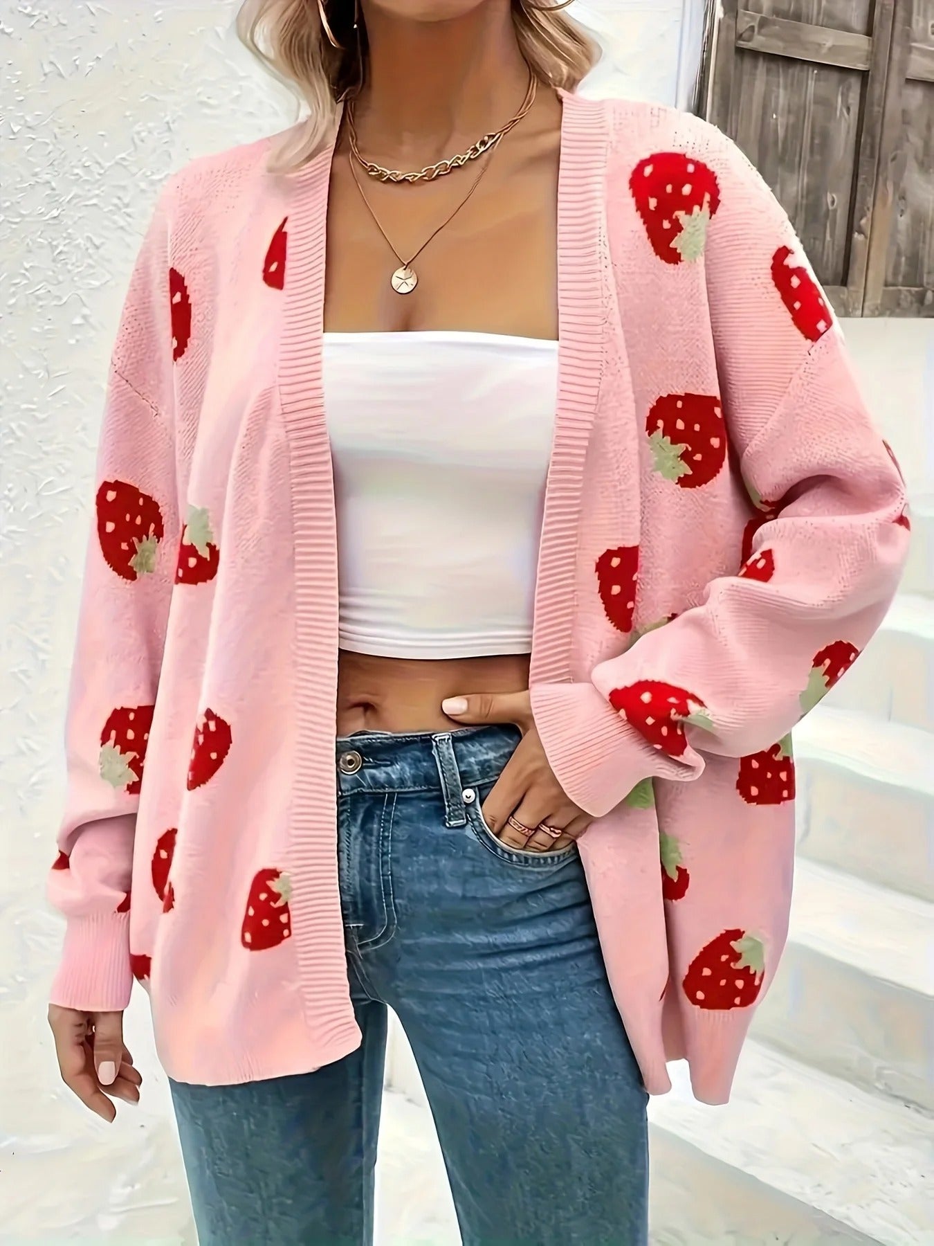 Veste tricotée pour femmes avec un motif de fraises joyeux et un matériau doux Chic und Stil