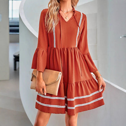 Robe mini décontractée pour femmes avec décolleté en V, revers de manche décoratifs et ourlet ludique Chic und Stil