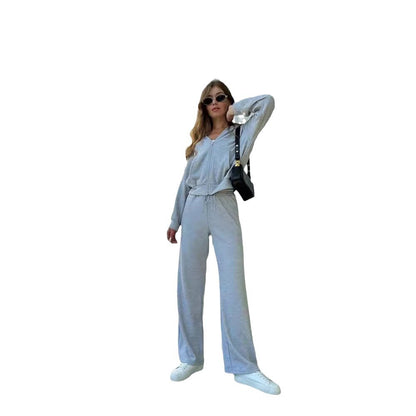 Comfortable lounge set for women with hooded top and loose pants Chic and Style