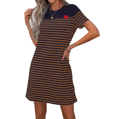 Robe à manches courtes pour femmes avec un design rayé et une application de cœur rouge Chic und Stil