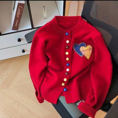 Cardigan pour femmes avec des appliqués en forme de cœur et des détails de boutons colorés Chic und Stil