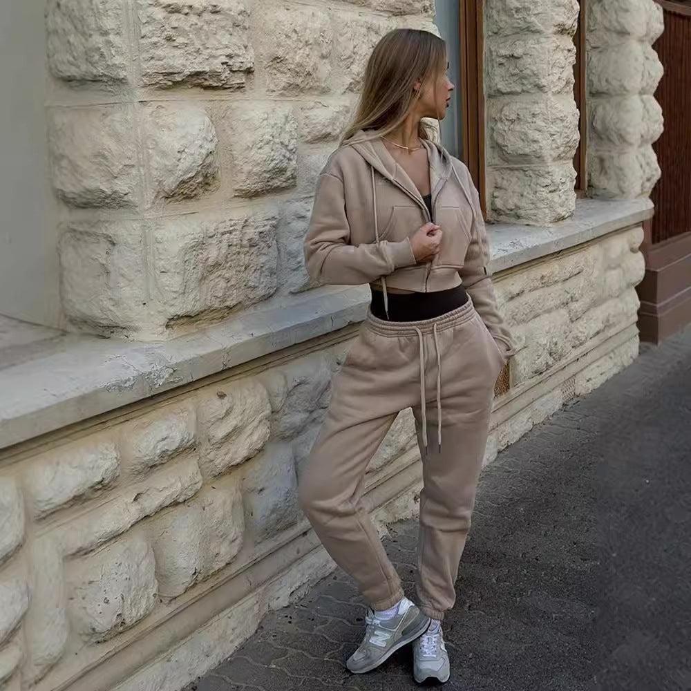 Chic and Style women's cropped sporty hoodie set with comfortable jogger pants