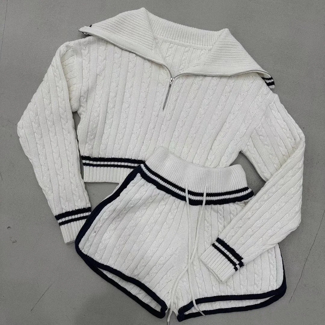 Pull en tricot court pour femmes avec col montant et short dans l'ensemble Chic und Stil