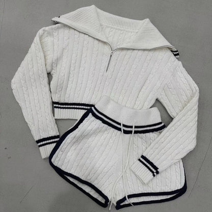 Pull en tricot court pour femmes avec col montant et short dans l'ensemble Chic und Stil