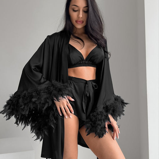 Dame Kimono en Satin avec Plumes Chic und Stil