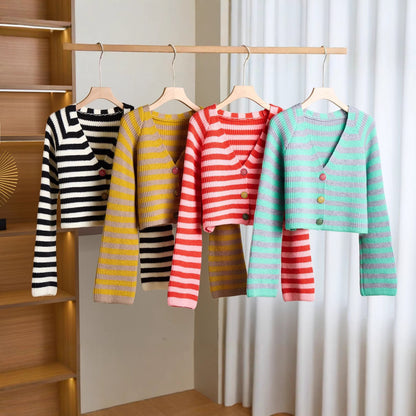 Dame Crop-Cardigan avec des boutons colorés et un motif rayé tendance Chic und Stil
