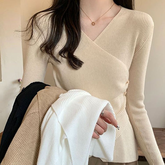 Pull-over enveloppant pour femmes avec un design en fines côtes et des détails de boutons Chic und Stil