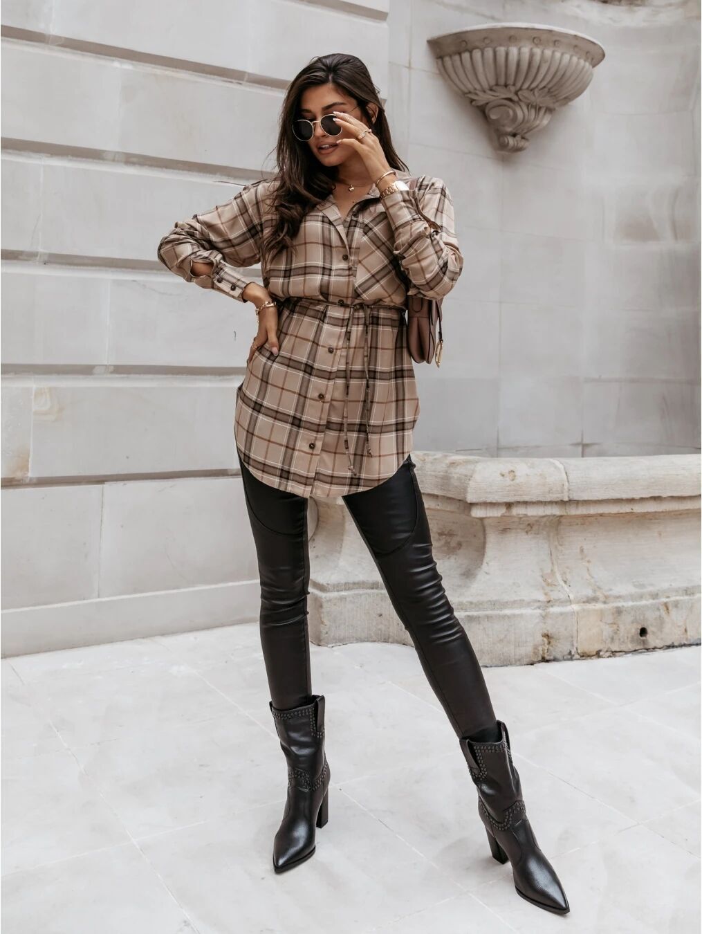 Robe chemise à manches longues pour femmes avec ceinture ajustable et design à carreaux tendance Chic und Stil