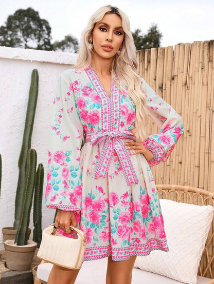 Robe femme avec détails floraux et ceinture à la taille Chic und Stil
