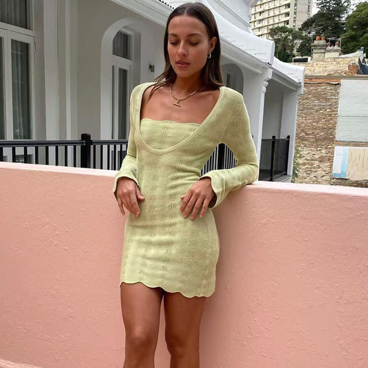 Robe en tricot pour femmes avec décolleté en V profond et ourlet en vagues Chic und Stil