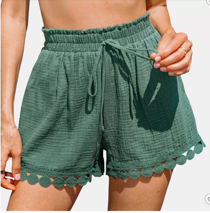 Shorts pour femmes Relaxed Fit en mélange de matériaux avec ourlet ondulé Chic und Stil