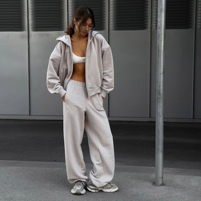 Oversized hooded jacket for women and comfortable jogger pants Chic und Stil