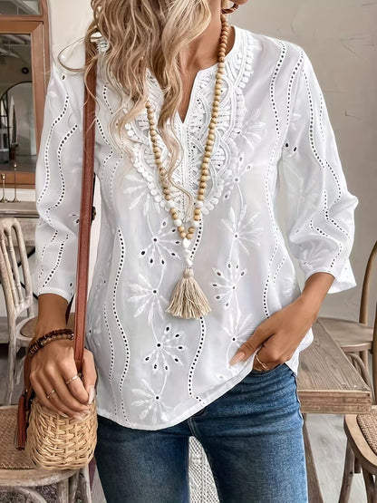 Blouse brodée pour femmes avec un élégant décolleté en V et des manches 3/4 Chic und Stil