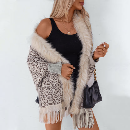 Dames élégant pull poncho avec un col en fausse fourrure luxueux et un ourlet à franges Chic und Stil