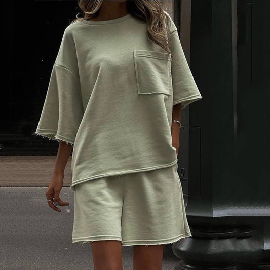 Ensemble de lounge décontracté pour femmes en matériau respirant avec t-shirt oversize et shorts Chic und Stil