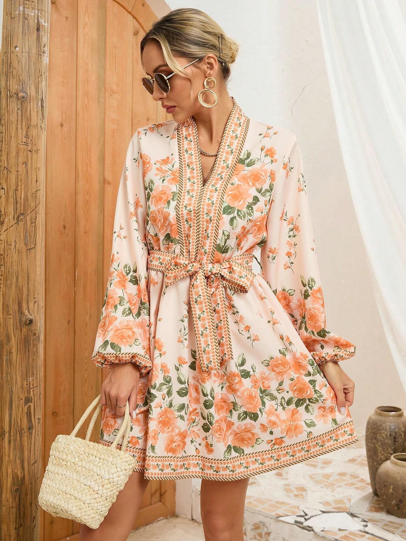 Robe d'été florale pour femmes avec un élégant cordon de taille et des manches longues Chic und Stil