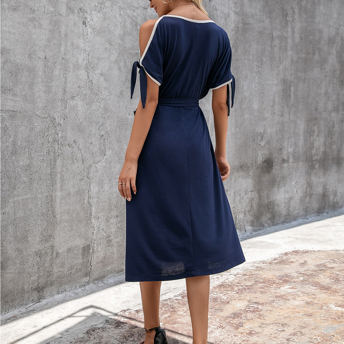 Robe midi femme avec des détails d'épaule audacieux et une ceinture ajustable Chic und Stil