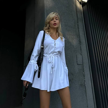 Robe portefeuille enchanteresse pour femmes avec des manches volumineuses et une ceinture à la taille Chic und Stil