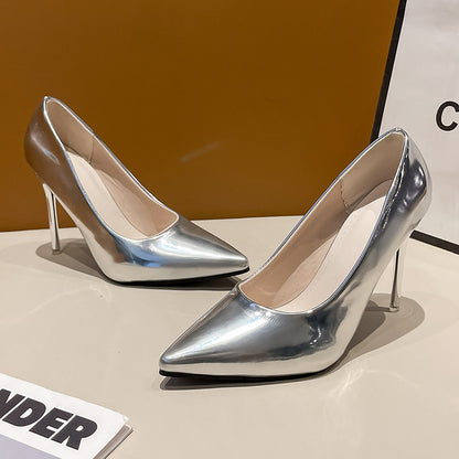 Dames élégantes et à la mode escarpins à talons hauts avec design pointu et surface brillante Chic und Stil