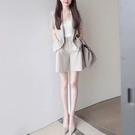 Fitted blazer and shorts set for women Chic und Stil