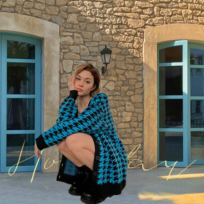 Damen Grosstrickjacke mit modernem Karomuster und großen Knöpfen Chic und Stil