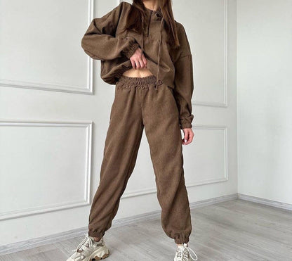 Women's Elegant Sports Set in Hoodie and Jogging Pants Chic and Style