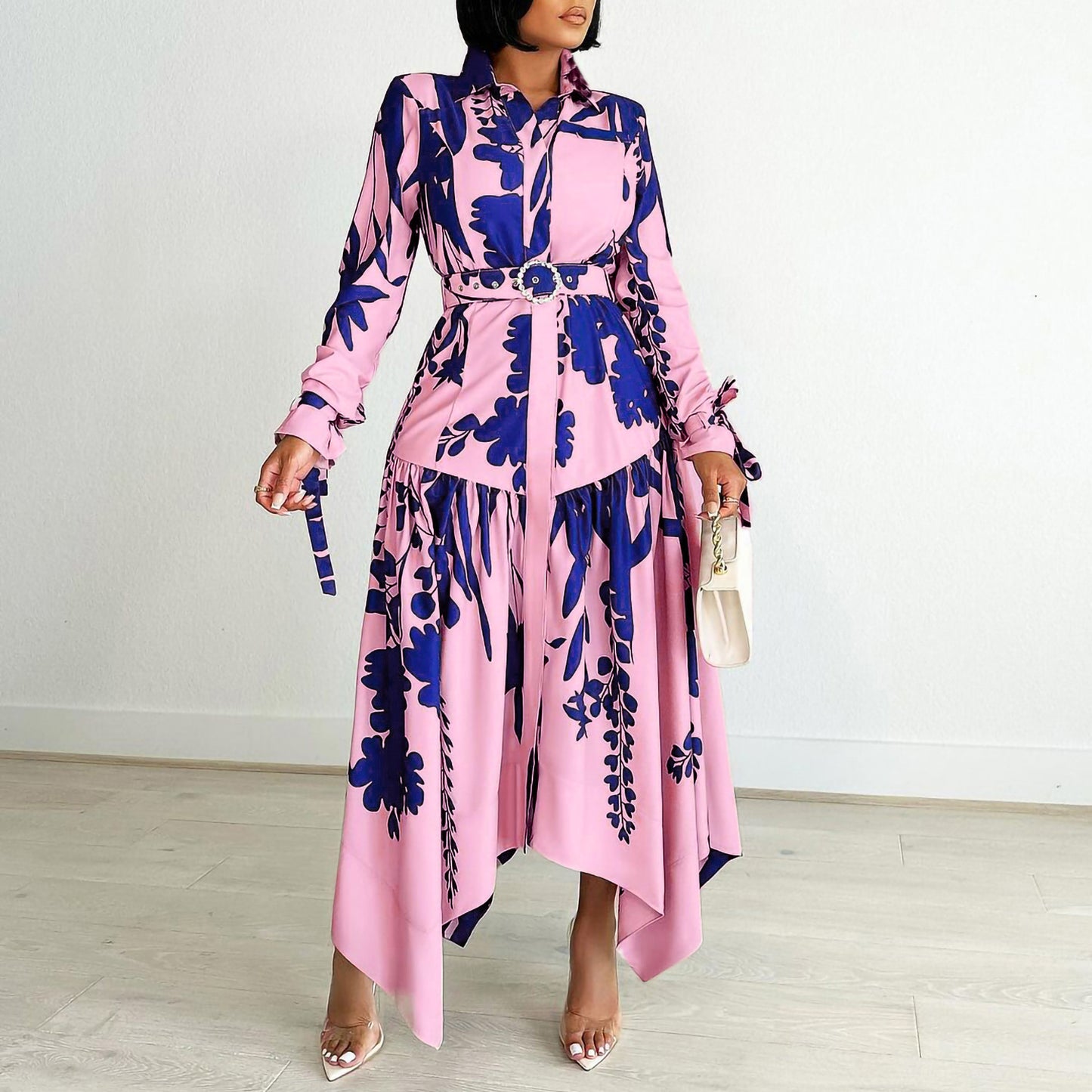 Robe chemisier pour femmes avec un design floral coloré et une ceinture cintrée Chic und Stil